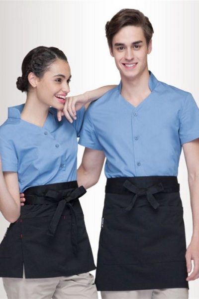 Đồng phục nhà hàng khách sạn – Đồng phục phục vụ quần kem, tạp dề đen, áo sơ mi xanh tay ngắn 02