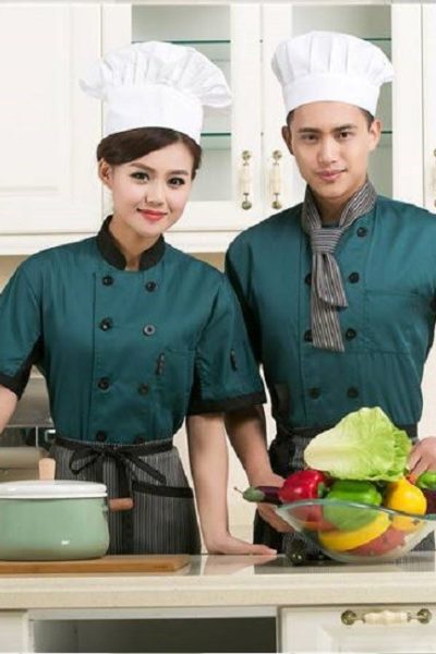 Đồng phục nhà hàng khách sạn – Đồng phục bếp tạp dề sọc, áo xanh cổ đen 14