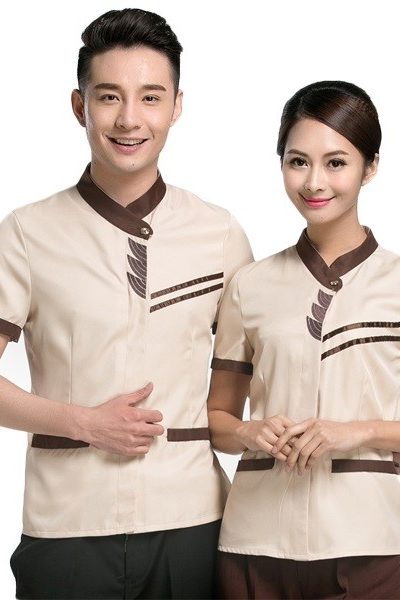Đồng phục nhà hàng khách sạn – Đồng phục phục vụ màu kem viền nâu quần nâu 36
