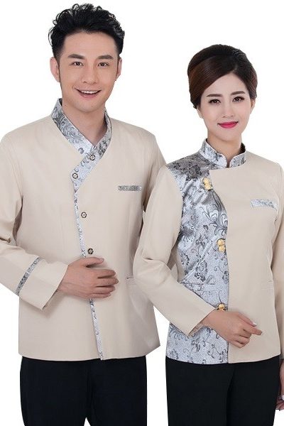 Đồng phục nhà hàng khách sạn – Đồng phục tạp vụ áo kem phối họa tiết màu bạc quần đen 71