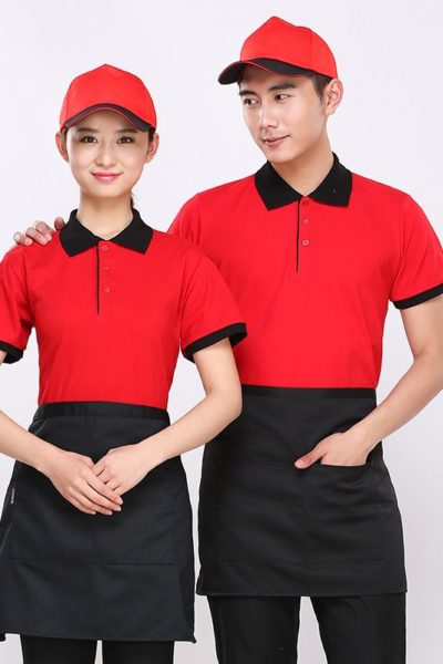 Đồng phục nhà hàng khách sạn – Đồng phục tạp vụ áo cổ trụ phối đen, tạp dề đen ,nón đỏ 95