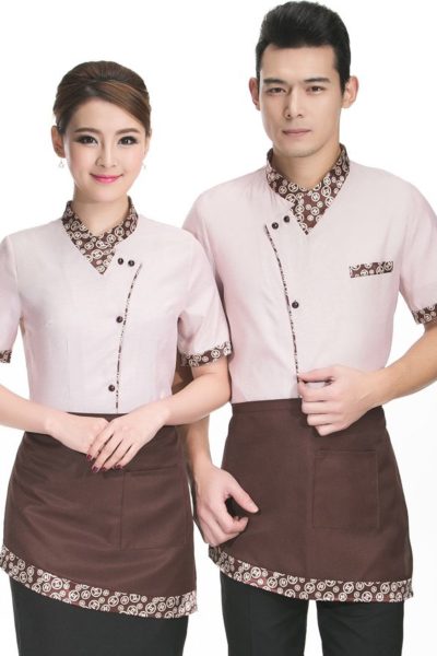 Đồng phục nhà hàng khách sạn – Đồng phục tạp vụ áo hồng phối họa tiết nâu, tạp dề nâu có họa tiết 92