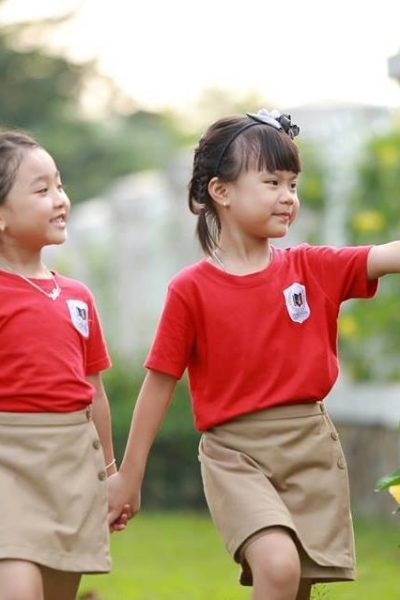 Đồng phục học sinh sinh viên – Đồng phục mầm non áo thun cổ tròn đỏ, váy nâu 18