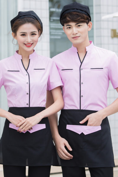 Đồng phục nhà hàng khách sạn – Đồng phục tạp vụ áo màu hồng phối đen, tạp dề đen phối hồng 89